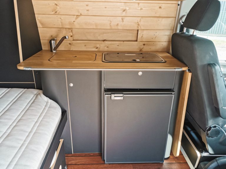 Meuble de cuisine en van avec réfrigérateur