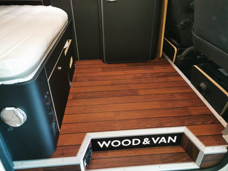 Sol effet pont bateau van aménagé