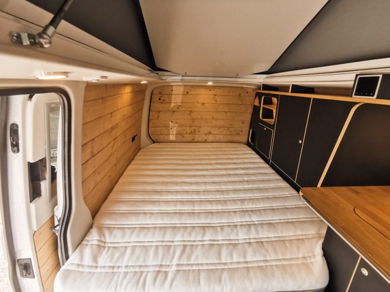 Grand lit confortable sur T6 aménagé