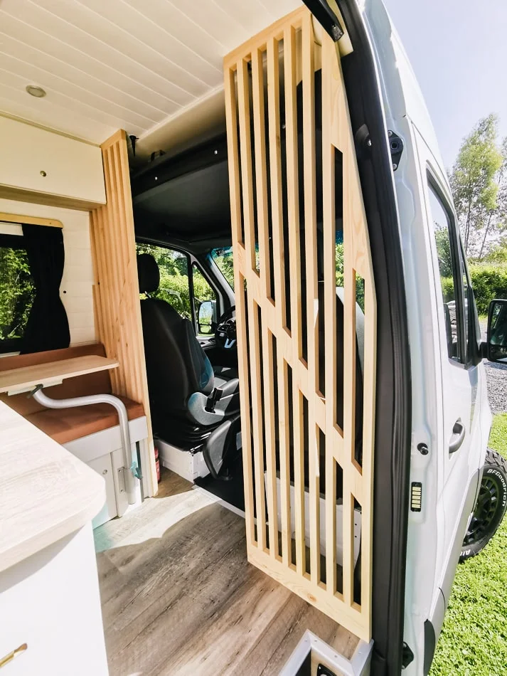Réalisation de claustra sur mesure en fourgon - fourgon luxe