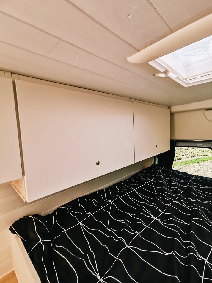 Espace couchage en fourgon aménagé - aménagement fourgon Mercedes