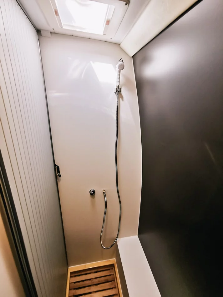 Douche sur mesure en fourgon aménagé