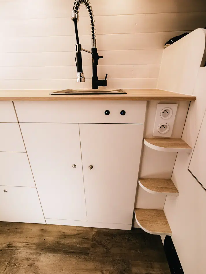 Meuble de cuisine avec évier fourgon aménagé - aménagement fourgon Mercedes Sprinter