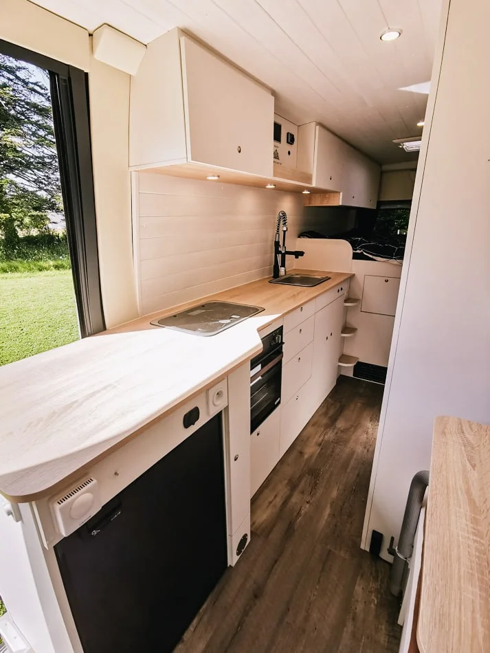 Fourgon Mercedes L4H2 aménagé sur mesure avec grande cuisine - aménagement fourgon Mercedes Sprinter