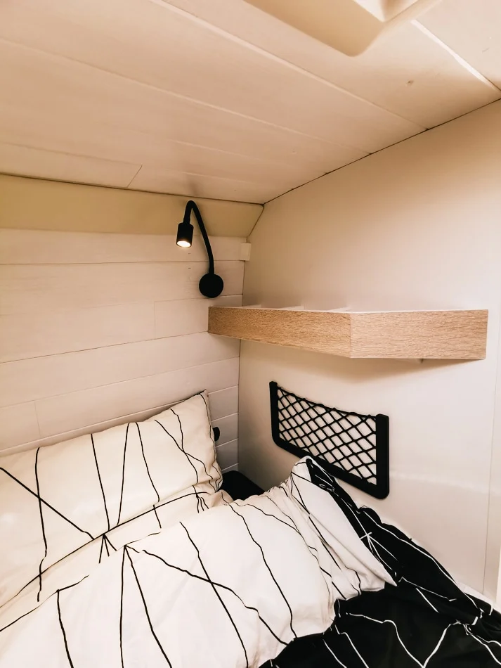 Espace couchage confortable en fourgon - aménagement fourgon Mercedes