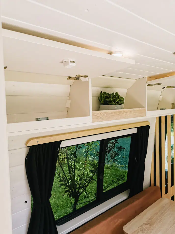 Meubles haut en fourgon aménagé sur mesure Mercedes Sprinter