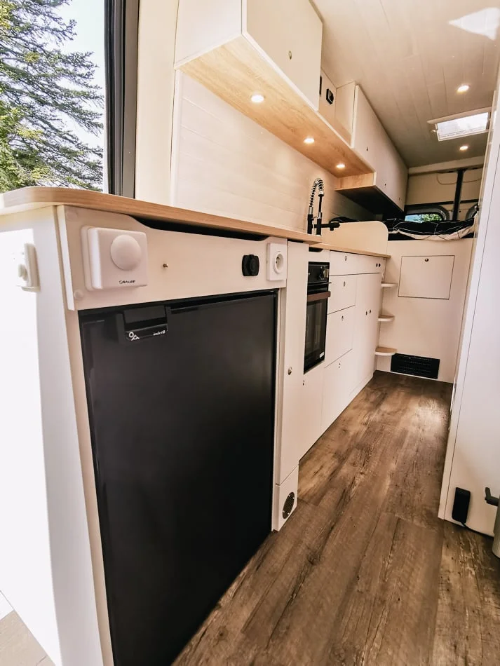 Grande cuisine sur mesure ne fourgon van aménagé - aménagement fourgon Mercedes Sprinter
