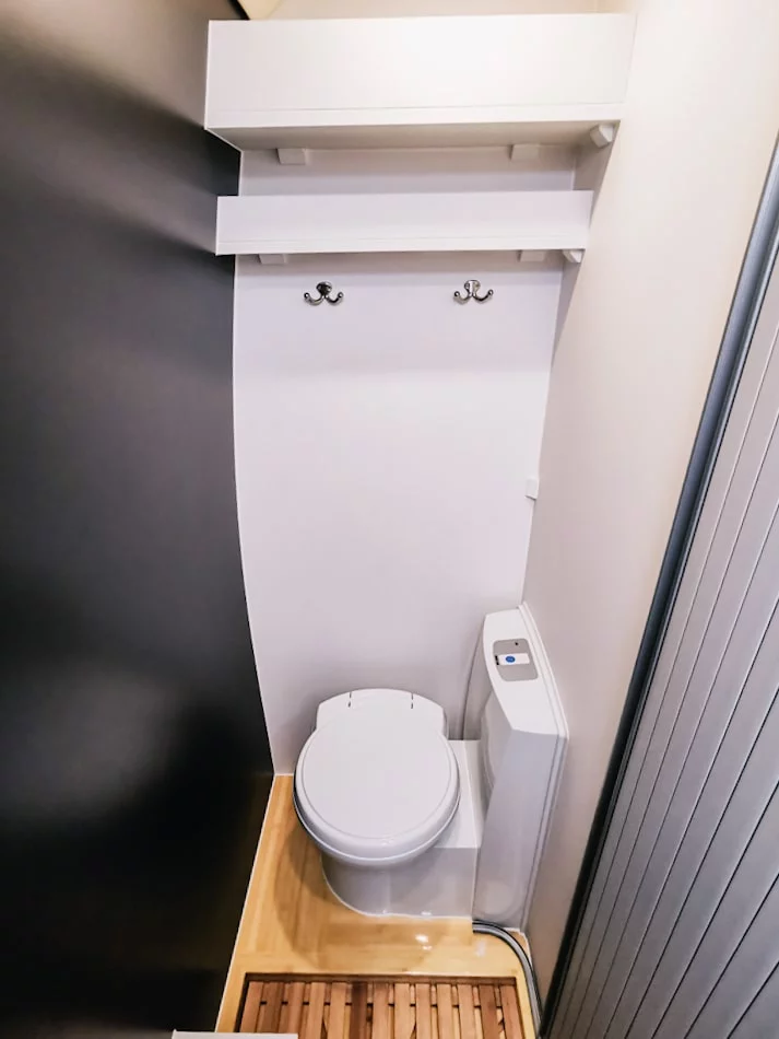 Toilettes chimiques en fourgon aménagé - fourgon aménagé haut de gamme