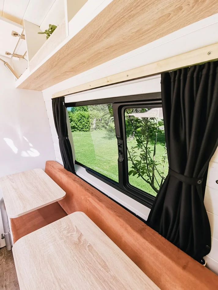 Vitres avec rideaux occultants en fourgon - aménagement fourgon Mercedes Sprinter
