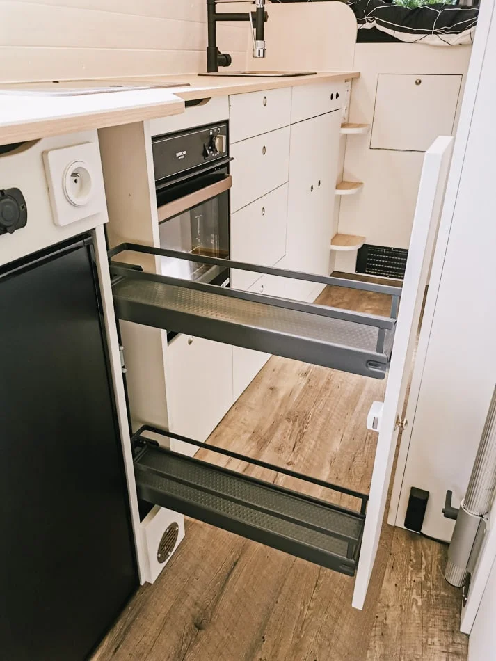 Tiroir range épices en fourgon aménagé - aménagement fourgon Mercedes Sprinter