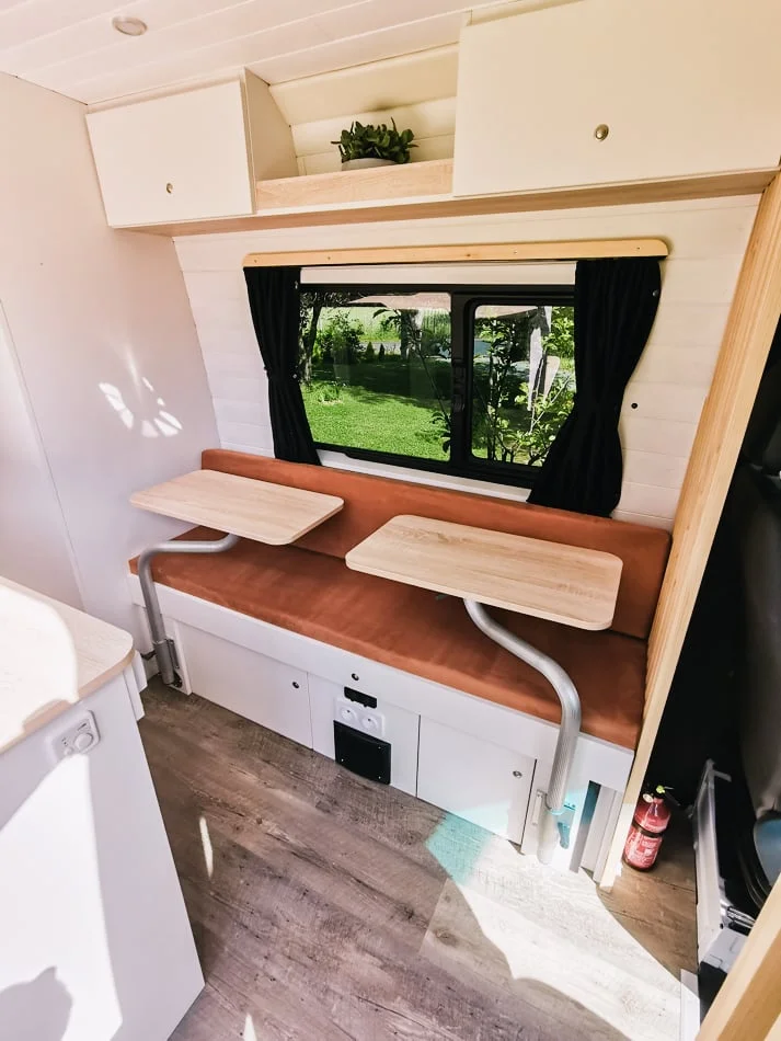 Espace repas et bureau en fourgon aménagé - aménagement fourgon Mercedes Sprinter