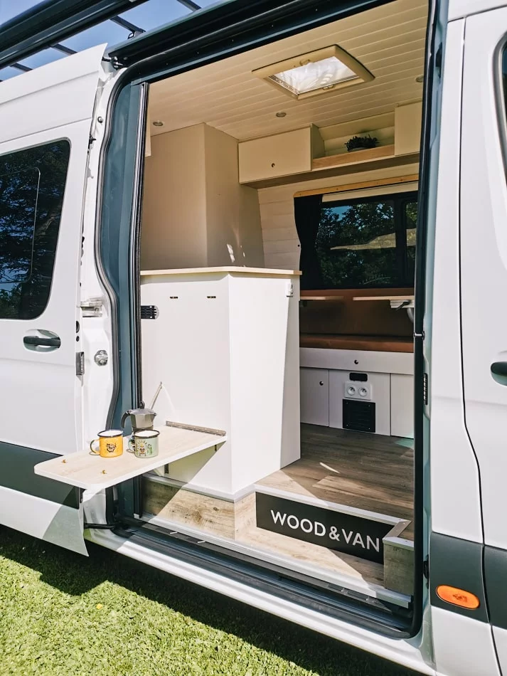 Mercedes Sprinter aménagé sur mesure avec ameublement haut de gamme