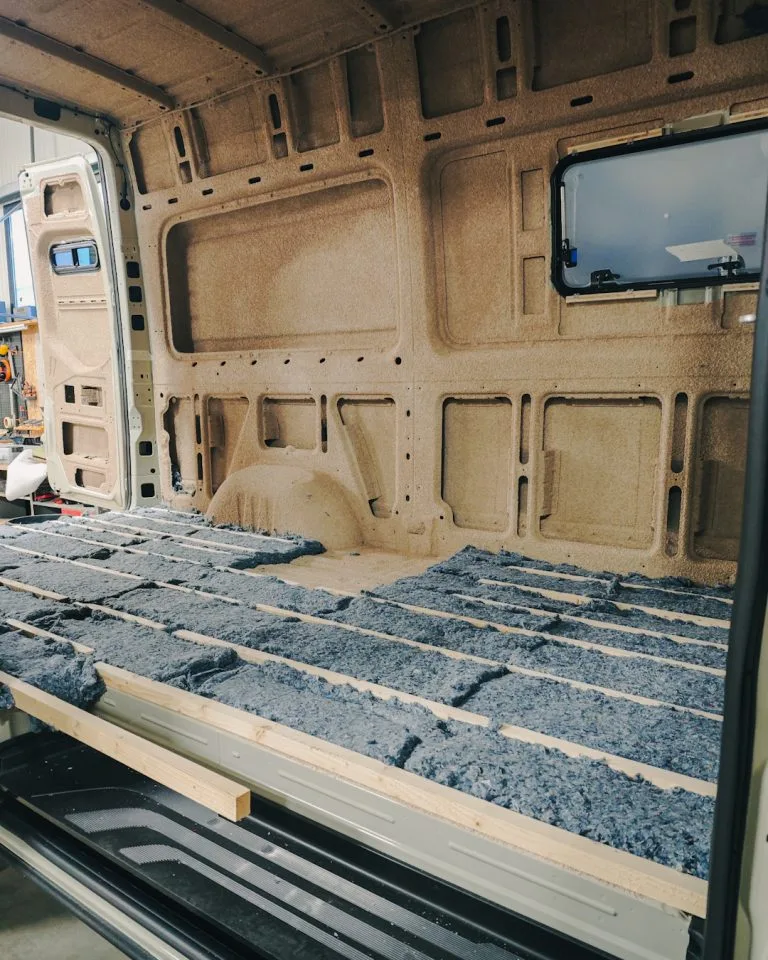 Isolation complète d'un van aménagé sur mesure - Sprinter 4x4 aménagé