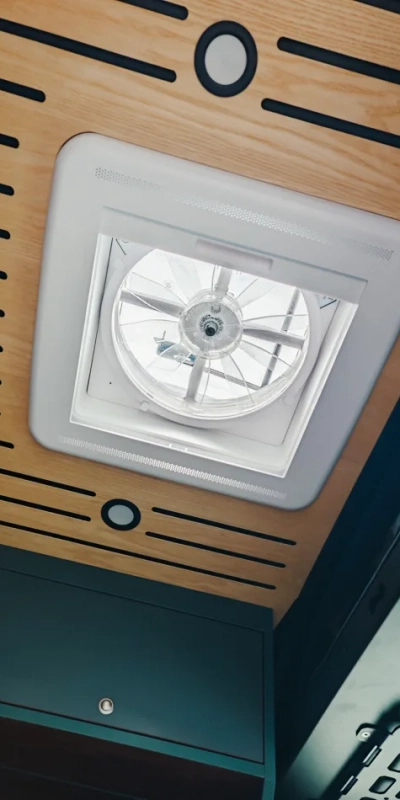 maxxfan-deluxe-mercedes-sprinter Wood and Van Xplorer : plafond à lattes et lanterneau Maxxfan Deluxe avec ventilation intégrée