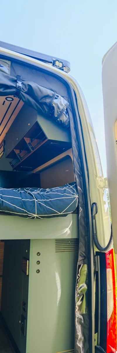 details-mercedes-sprinter-xplorer-porte-arriere Détails porte arrière Mercedes Sprinter 4x4 Xplorer Woodandvan - Aménagement sur-mesure et premium de fourgon à Nantes