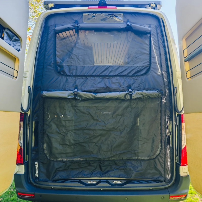 moustiquaire-portes-arrieres-mercedes-sprinter-4×4 Installation d'un rideau moustiquaire au niveau des portes arrière d'un Mercedes Sprinter 4x4 aménagé sur-mesure à Nantes - Woodandvan