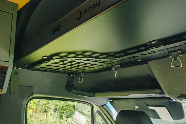 rangement-capucine-mercedes-sprinter-aluminium-koru Tablette Koru en aluminium pour ajouter du rangement dans la capucine du Mercedes Sprinter 4x4 Xplorer aménagé