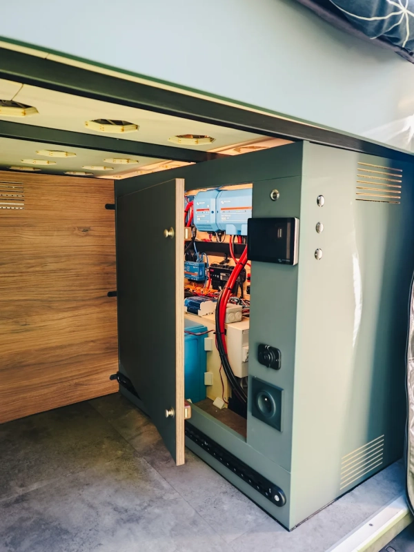 Autonomie électrique complète en fourgon aménagé Mercedes Sprinter 4x4 - Wood & Van aménageur de fourgon d'aventure 100% autonome