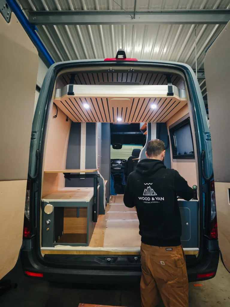 Aménagement ne cours d'un Mercedes Sprinter 4x4 à l'atelier