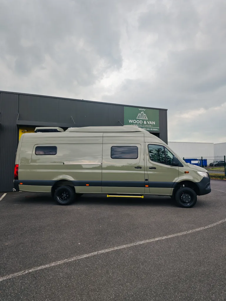Mercedes Sprinter 4x4 7m40 en cours d'aménagement à l'atelier Wood and Van