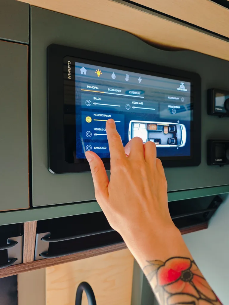 Gestion des éclairages via système Garmin Serv+ en van aménagé Mercedes Sprinter 4x4