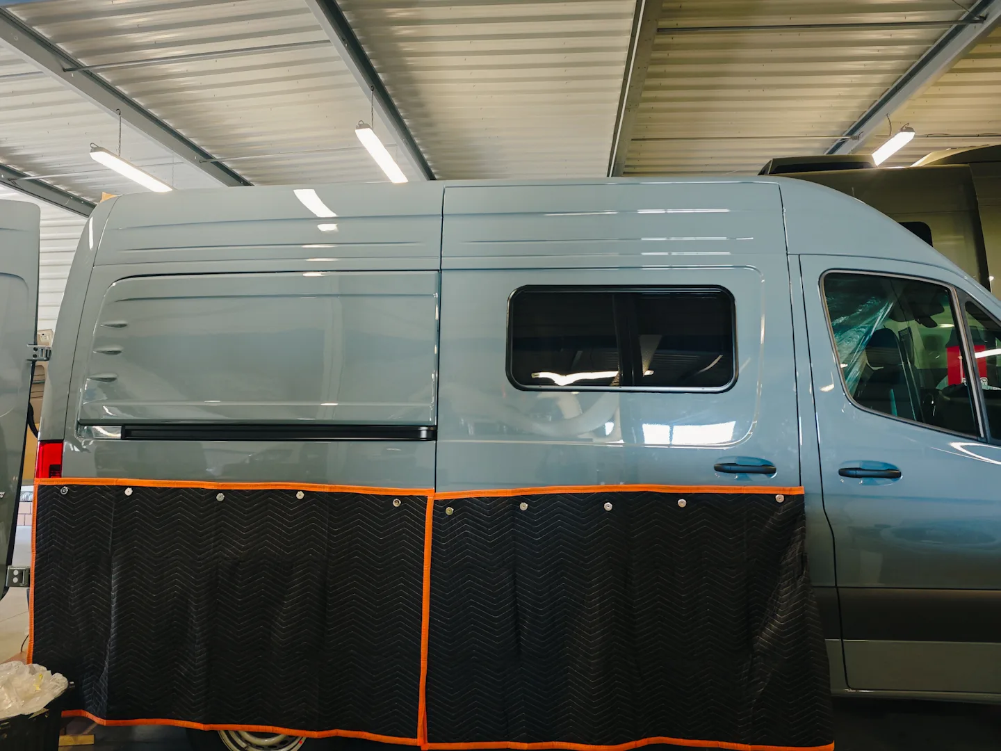 Pose de vitres et élargisseurs de carrosserie sur fourgon Mercedes Sprinter Wood and Van