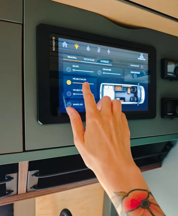 Gestion des éclairages via système Garmin Serv+ en van aménagé Mercedes Sprinter 4x4